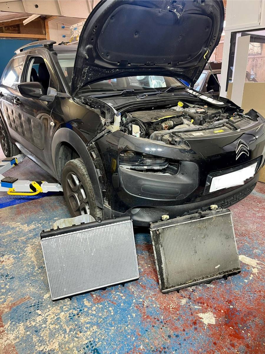 Citroën C4 Cactus with old and new radiators on the floor